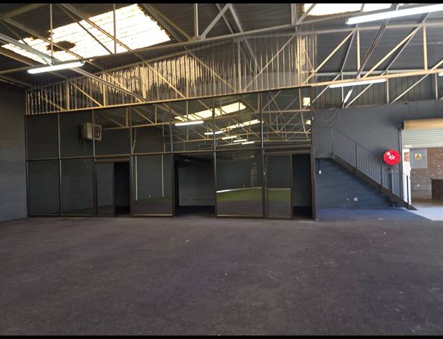 1,000M² WAREHOUSE FOR SALE IN HILTON